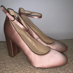 Light pink, MARC FISHER satin/silk heels. Size 8.5M only worn once.